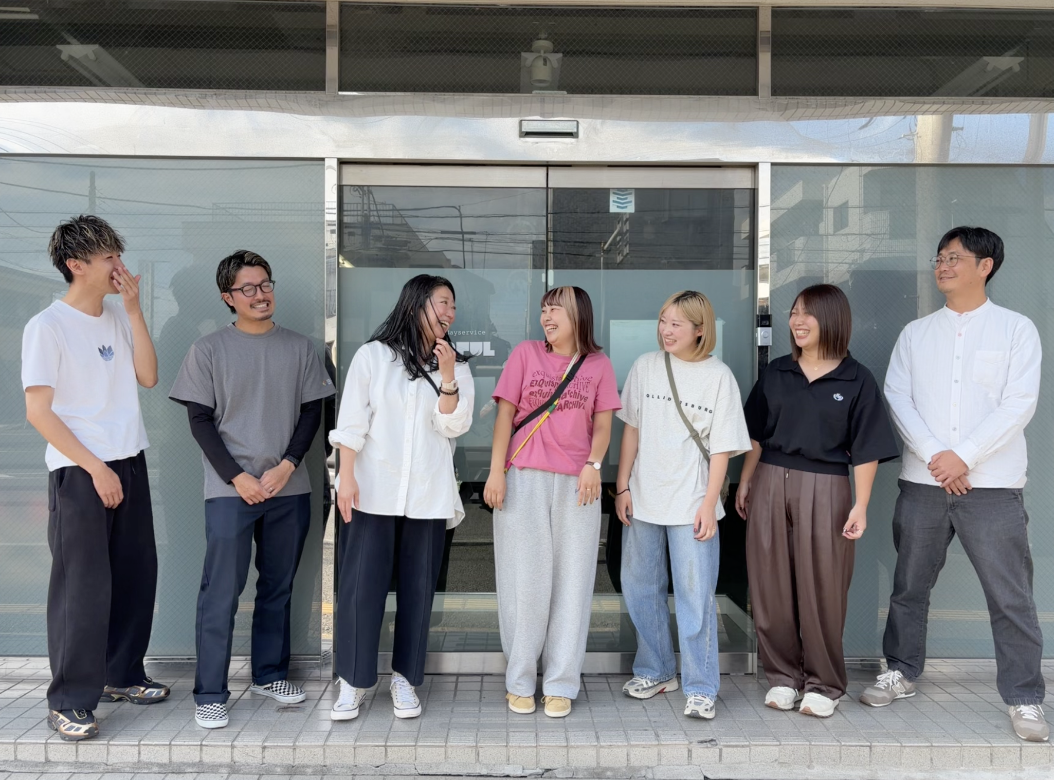 カラフルで働くスタッフ